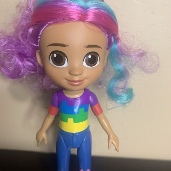Gabby's Dollhouse Rainbow Gabby Deluxe Craft Doll - Picture 3 of 6